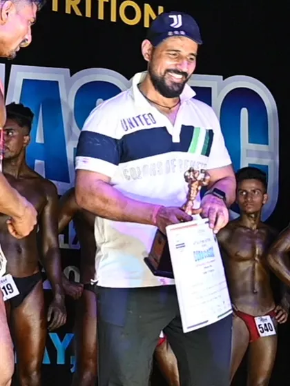 Khiladiyon ko taiyar karne mein bahut mehnat lagti hai (It takes a lot of hard work to prepare athletes). A rewarding moment on stage.