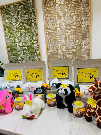 An army of cuteness! These pregnancy announcement boxes, each with a different plush toy, are ready to deliver the happiest news to the family.