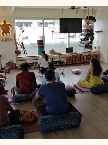 Our prenatal workshops are a space for learning and connection. Expectant couples gather to understand the stages of labor and the vital role of partnership, guided by our experienced teachers.