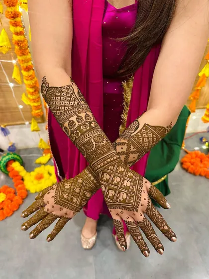 This design features a grid of elephants on the back of the hands, a unique and eye-catching pattern.