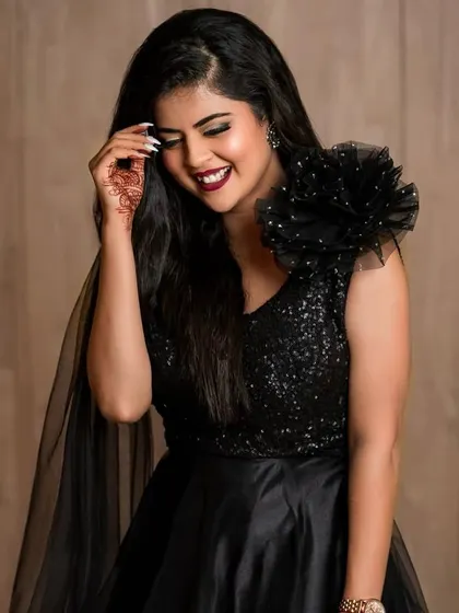 A happy, candid moment from the photoshoot with Mansi. Her glamorous makeup looks just as beautiful when she's smiling.