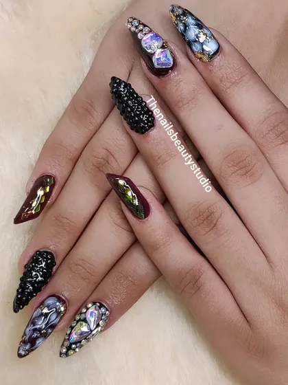 For those who love drama and sparkle, this set is a showstopper. It combines stiletto nail shapes, deep colors, marble effects, and an abundance of rhinestones and textured black caviar beads. I use a strong rhinestone gel to make sure every single jewel stays perfectly in place.