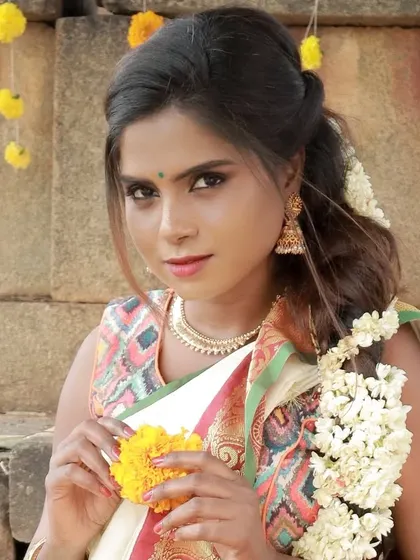 A picture of traditional grace. The makeup for this Onam look is minimal and fresh, with a focus on healthy, glowing skin that looks beautiful in natural light.