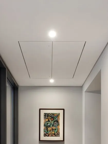 We use smart solutions to bring light into every corner. In the Limestone Residence, a skylight and fluted glass doors ensure this internal passage feels bright and airy.