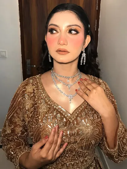 Can’t get over this golden girl look. The peachy blush and warm tones give her a radiant glow, perfect for her engagement day.