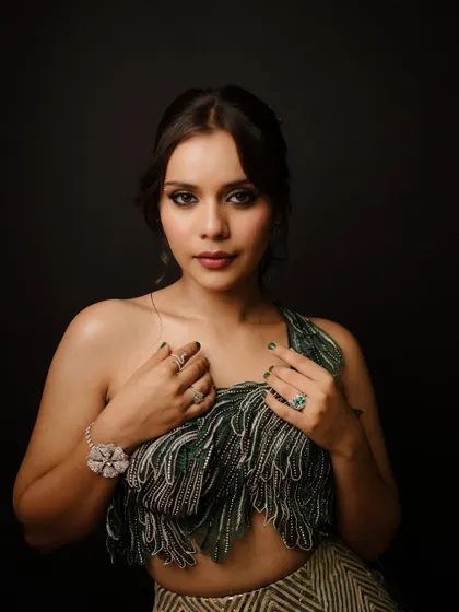 Dreamy eyes, nude brown lips, and a flawless base for the win! This is a classic cocktail glam look that is both sultry and sophisticated.