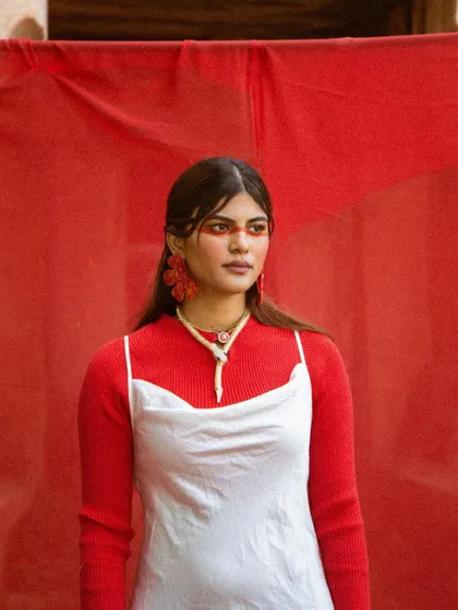 A close-up of the hatless 'LUNA' look.