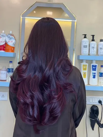 The violet flame color makes a bold yet sophisticated statement, radiating confidence.