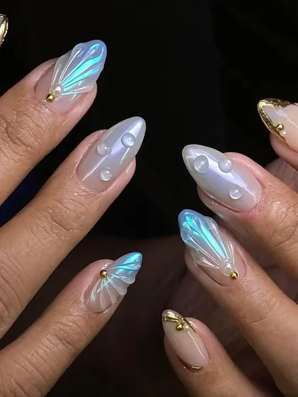 Iridescent, wing-like 3D structures on a pearly base. This futuristic design is an example of the highly creative and specialized art you can learn.