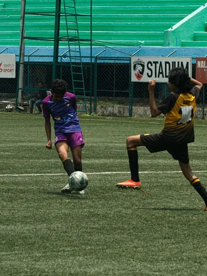 A U-15 player skillfully maneuvers the ball during the YPL finals. Even in a tough match, our players show their technical ability and fighting spirit.
