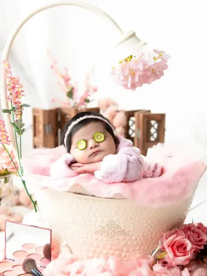 Relaxing with cucumber slices, this little one is the star of her own spa day. I ensure every detail, from the props to the safe posing, is perfect for your newborn's first photoshoot.