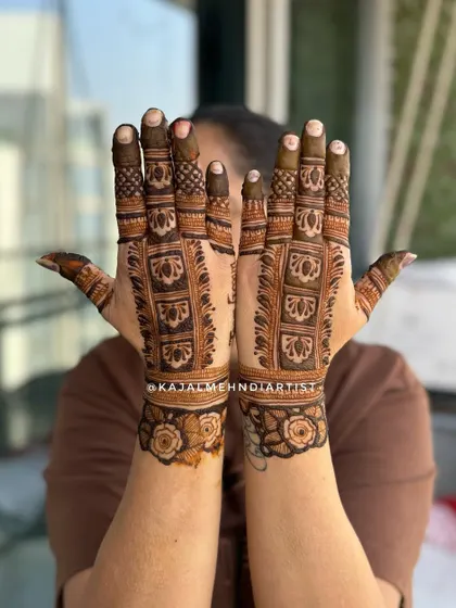 A lovely backhand design with intricate grid work on the fingers.