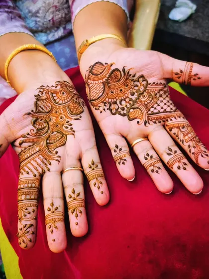 A pair of matching party designs on both hands. This asymmetrical style features a flowing pattern that is both modern and elegant.
