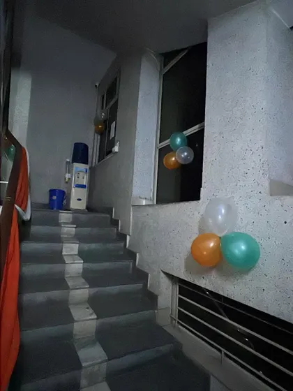 Even stairways and corners get a touch of decoration with these simple tricolor balloon clusters.