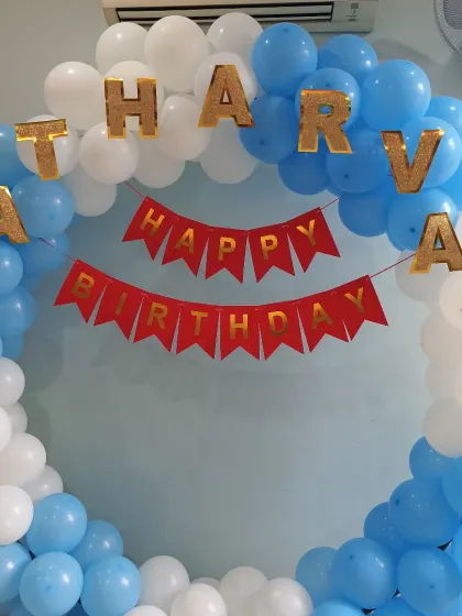 A detailed view of the name and banner on the blue and white balloon ring.