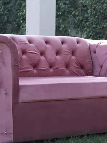 This close-up shot highlights the detail of the pink tufted velvet sofa. The button-tufted back and soft fabric show the quality of the furniture I use to make your event comfortable and stylish.