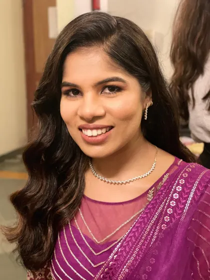 A simple and elegant look for a party. We focused on soft waves and a natural makeup base with a defined lip, perfect for a sophisticated evening event.