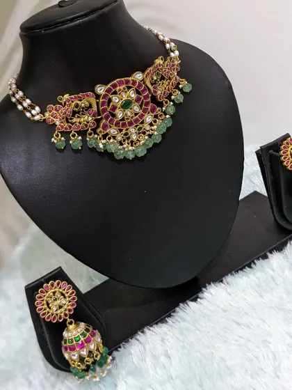 This sophisticated Jadau choker with a pearl chain border is paired with enchanting Jadau jhumkas. A versatile set for both brides and bridesmaids.