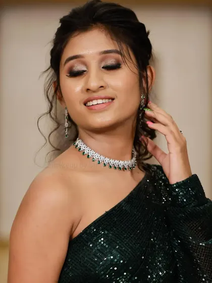Hey beautiful. This look is all about that glass-like skin finish. For Swathi, I created a super glowy base, glittery eyes, and a trendy messy ponytail for a chic party look.