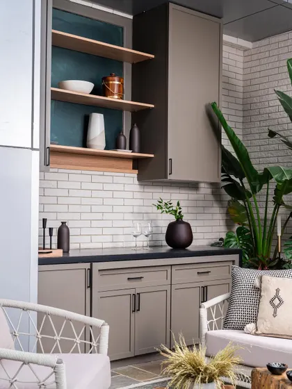 We incorporated a flexible and easily maneuverable bar unit on the deck, enhancing the client’s capacity to host stylish gatherings. The bar is finished in sleek grey laminates.