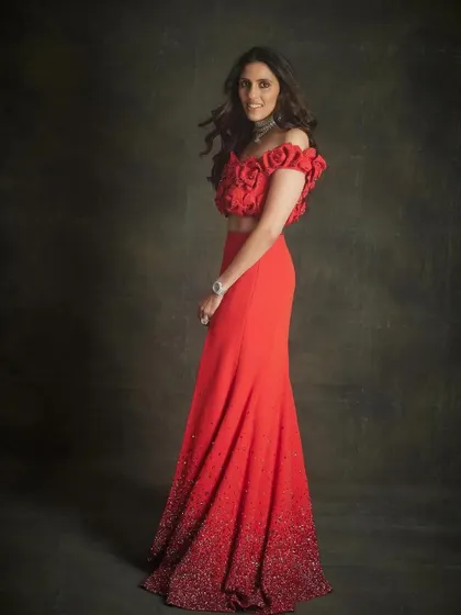 A full-length view of the stunning red Valentino gown. The way the dress moves and catches the light is just magical, proving that comfort and high-end luxury can go hand in hand for a perfect event look.