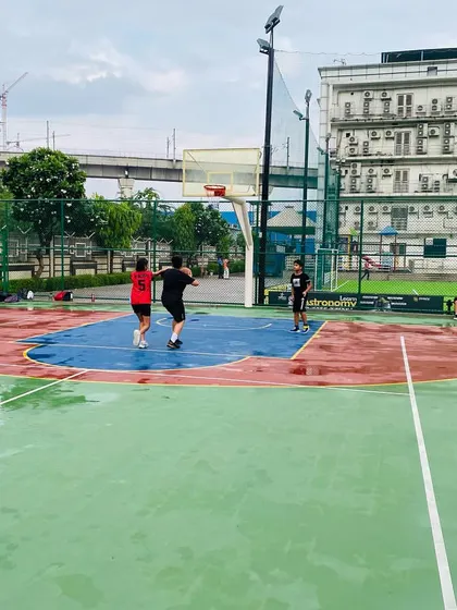 A wide view of the court shows that practice continues despite the weather.