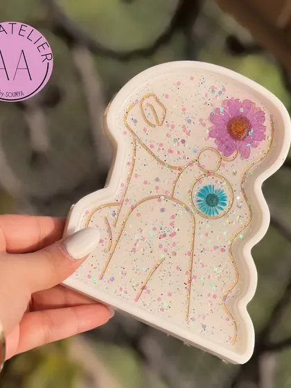 A dreamy white and glitter trinket tray. The sparkle and preserved flowers give it a magical feel, perfect for holding your most treasured items.