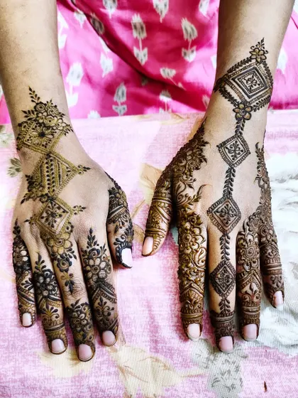 A modern geometric design with diamond shapes and intricate lines. A great choice for a contemporary look.