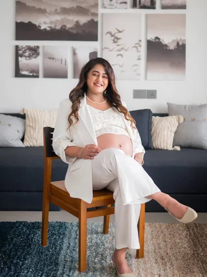 A relaxed yet stylish portrait of the expecting mother at home. This image shows how we can blend a modern, chic style with the comfort of a lifestyle session.