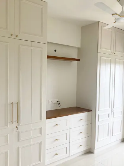 Simplicity is the keynote of all true elegance. A beautiful, all-white wardrobe system with a built-in vanity and classic detailing.