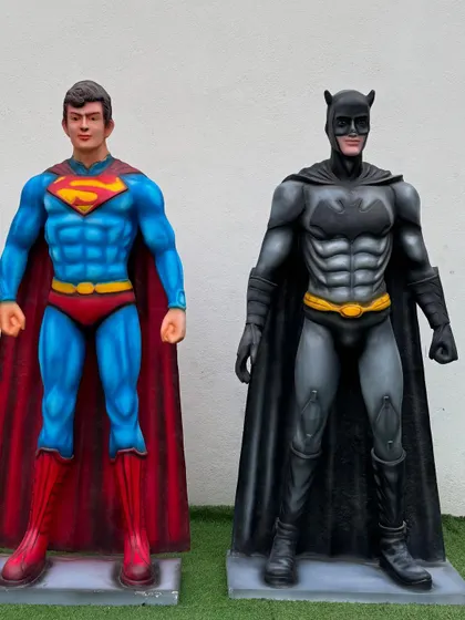 The world's finest heroes, Superman and Batman, are ready for your event. These standing fibre models are perfect for photo opportunities and creating an epic atmosphere.