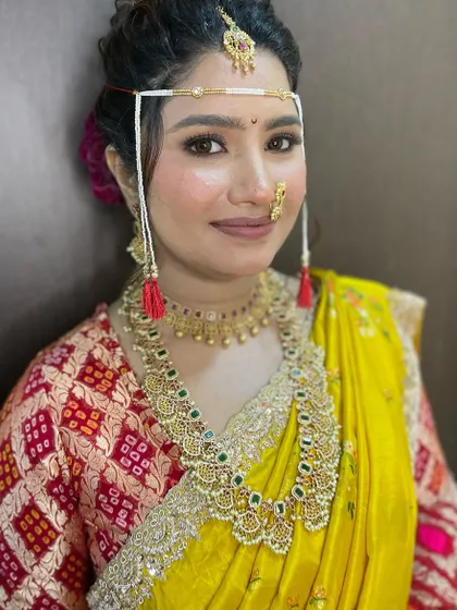 A portrait of bride Aishwarya, looking serene and beautiful in her traditional vidhi look.