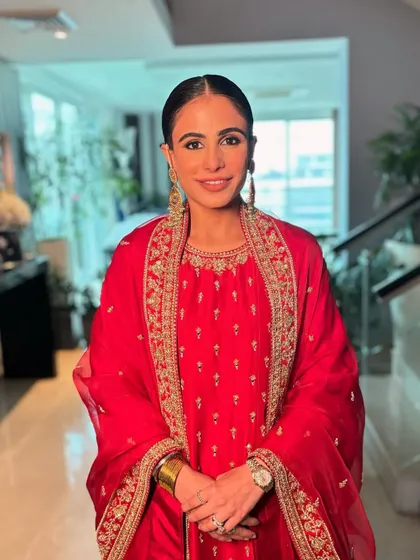 Minal looked absolutely stunning for her Path ceremony. The focus was on creating a timeless look that was both traditional and effortlessly beautiful.