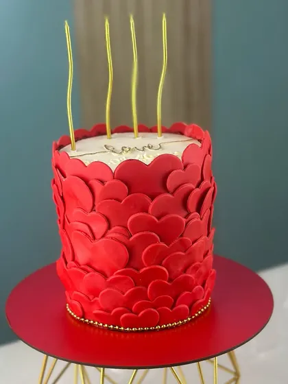 Overflowing with love. This heart-covered cake in vibrant red is a bold and beautiful way to show someone you care, perfect for an anniversary or Valentine's Day.