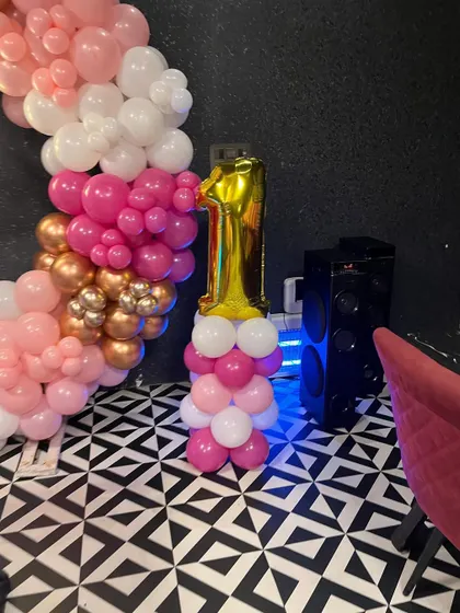 A number '1' foil balloon on a matching balloon stand, highlighting the milestone first birthday.