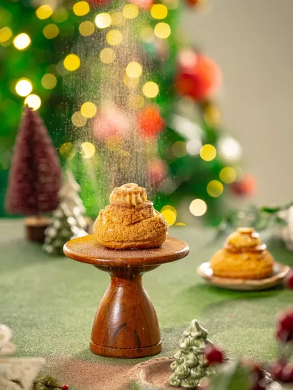Another angle of the powdered sugar dusting, capturing the falling "snow" effect over the pastry.