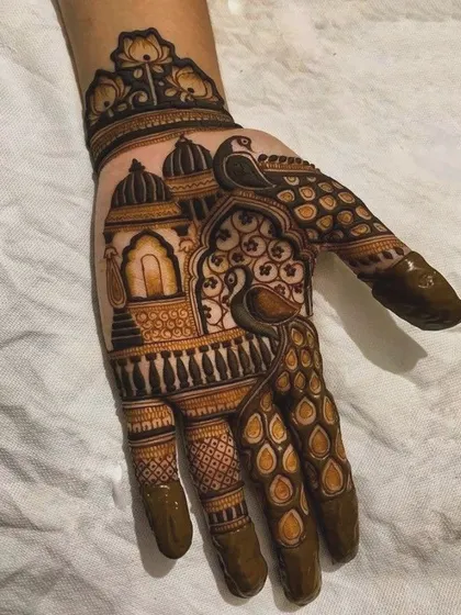 A majestic design featuring a palace scene with peacocks. This kind of architectural and figurative work is perfect for brides or for a grand festival look, telling a story right on your hands.