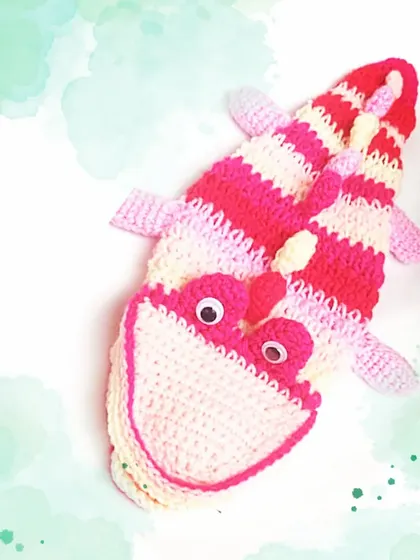 A fun and fierce "Pinigator" pencil case. This alligator-shaped pouch is a playful and practical accessory for kids to store their stationery.