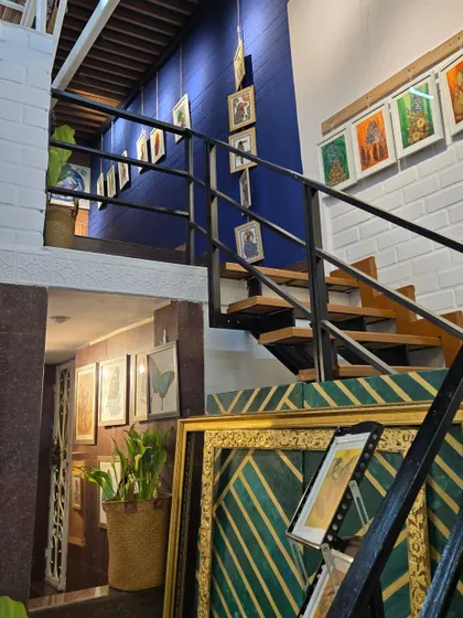 The "Vibing with Nature" exhibition by Puja Kumari creates an immersive experience. Our gallery decor, with its natural elements, is designed to complement the art and enhance the theme.