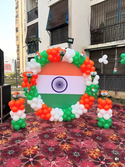 A photo booth for Independence Day celebrations, featuring a circular backdrop of the Indian flag framed by a tricolor balloon arrangement.