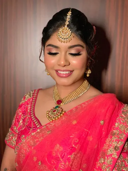 A moment of pure bridal bliss. For Simran, I created a soft pink monochromatic look with shimmering eyelids and a glossy lip, making her glow in her beautiful pink wedding saree.