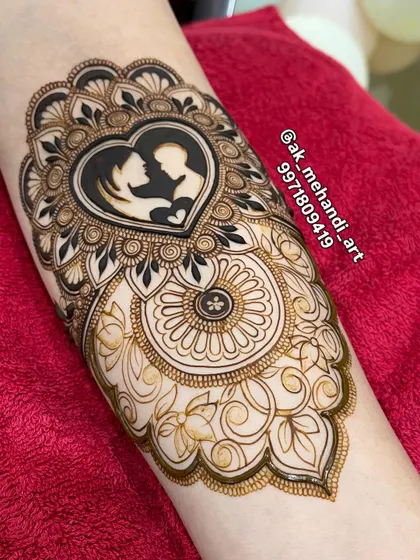 Another view of the baby shower design, showing the delicate patterns surrounding the central heart motif.