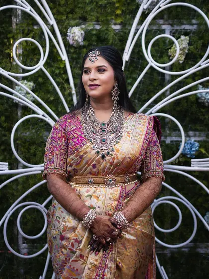 A full view of the bride in her magnificent reception outfit, a true vision of elegance.