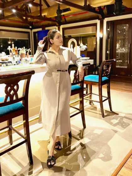 For an evening at the hotel bar in Pushkar, I chose a sophisticated beige shirt dress, cinched at the waist with a slim black belt.