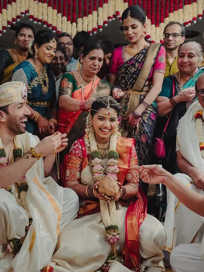 Surrounded by family, Sahana shines during her Muhurtham. My goal is to make brides feel comfortable and confident, so they can fully immerse themselves in these precious moments.