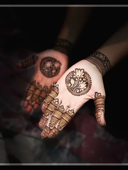 This design features a beautiful floral mandala in the center of the palm. It's a classic yet minimal choice, perfect for guests at a wedding or for any festive occasion.