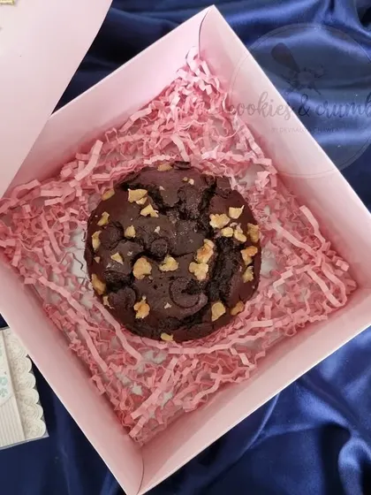 A tea cake gift box from my Rakshabandhan collection. This one features my bestselling vegan Chocolate Banana Walnut Tea Cake, packed in a pretty pink box.