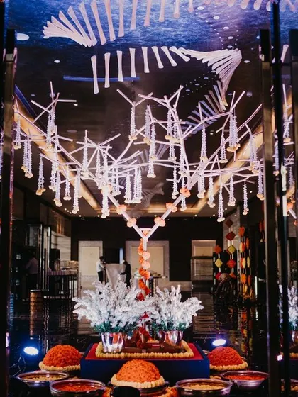 A mesmerizing art installation at the entrance of a wedding. This creative and abstract piece sets a tone of modern elegance and artistic flair for the event.
