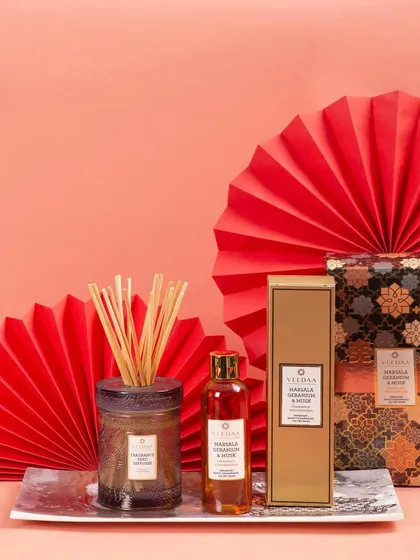 Looking for a special festive gift? Our Marsala Geranium & Musk reed diffuser set, with its vibrant packaging and warm, floral scent, is a perfect choice for your near and dear ones.
