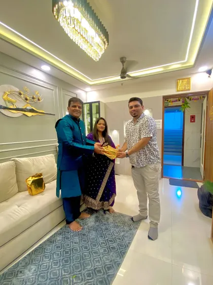 Celebrating with the Nikam family at their housewarming in Kurla. Transforming their 1BHK into a dream home and sharing in their joy is what my work is all about.